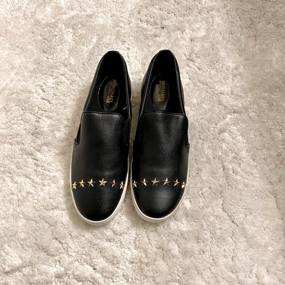 ✨MICHAEL Michael Kors
Keaton Star Slip-On Sneakers